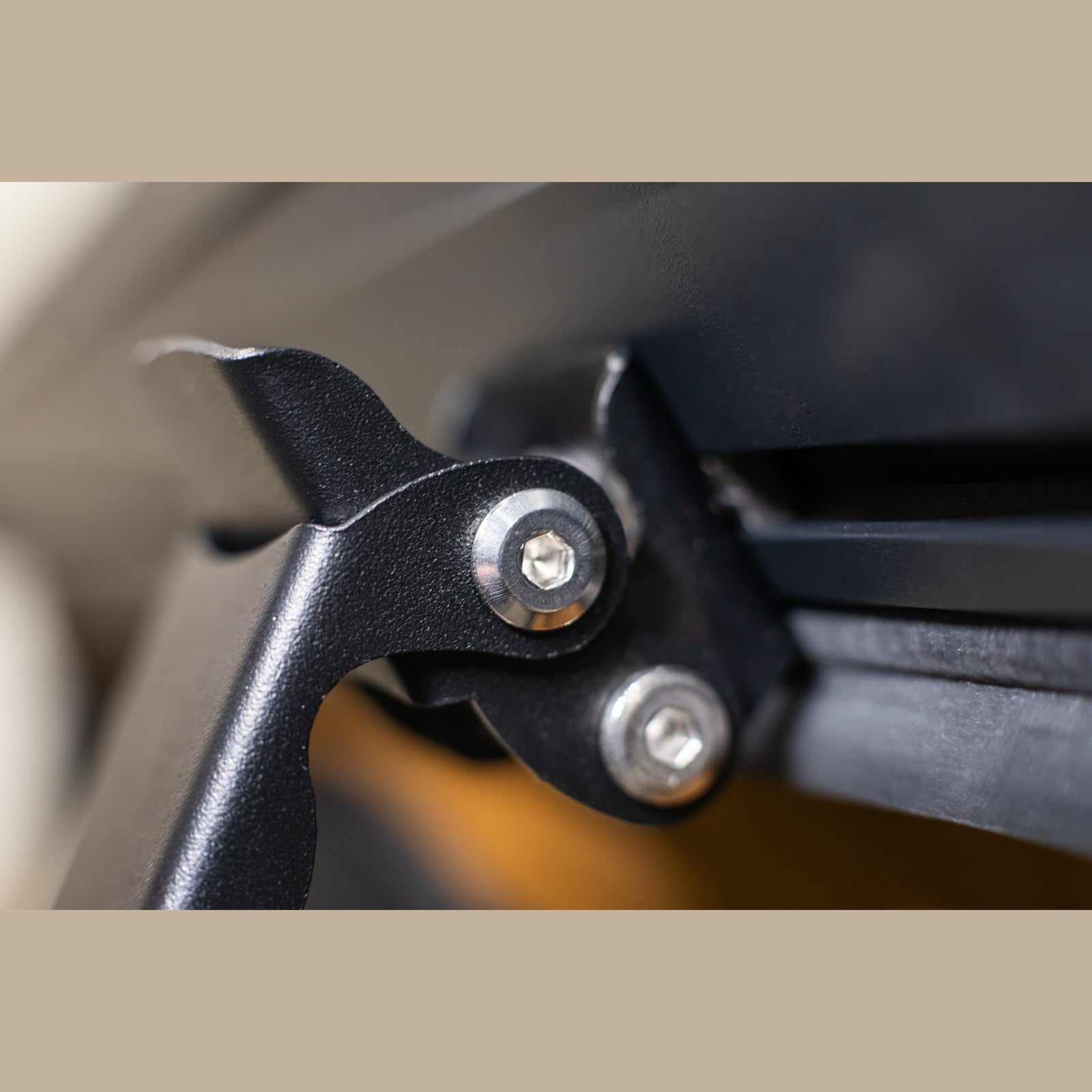 Tente de toit rigide aluminium SNUG Jura – Ford Ranger 4x4 – vue 10