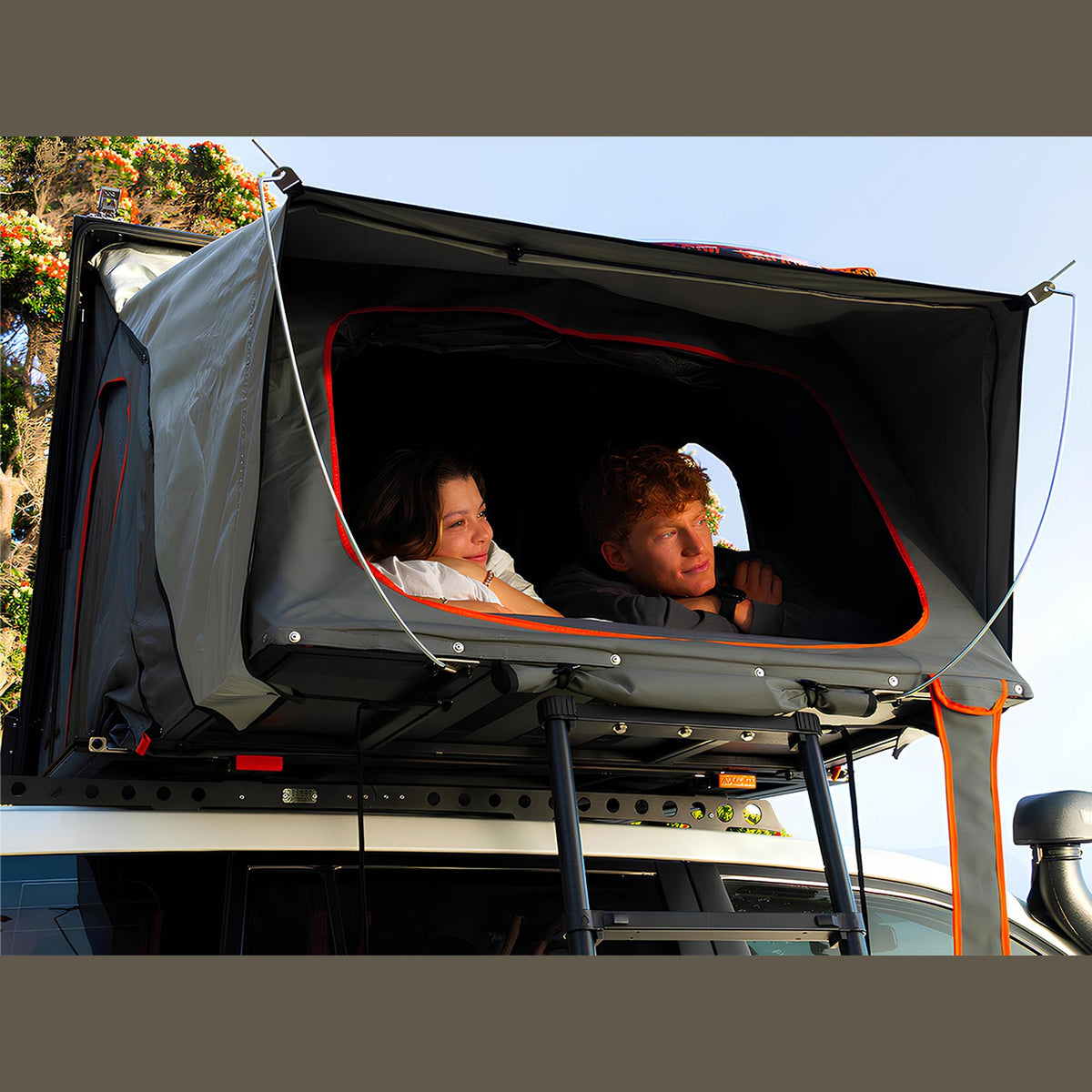 Tente de toit rigide Alu-Cab RT-2S noire 2 places – voiture, SUV & 4x4 – vue 3