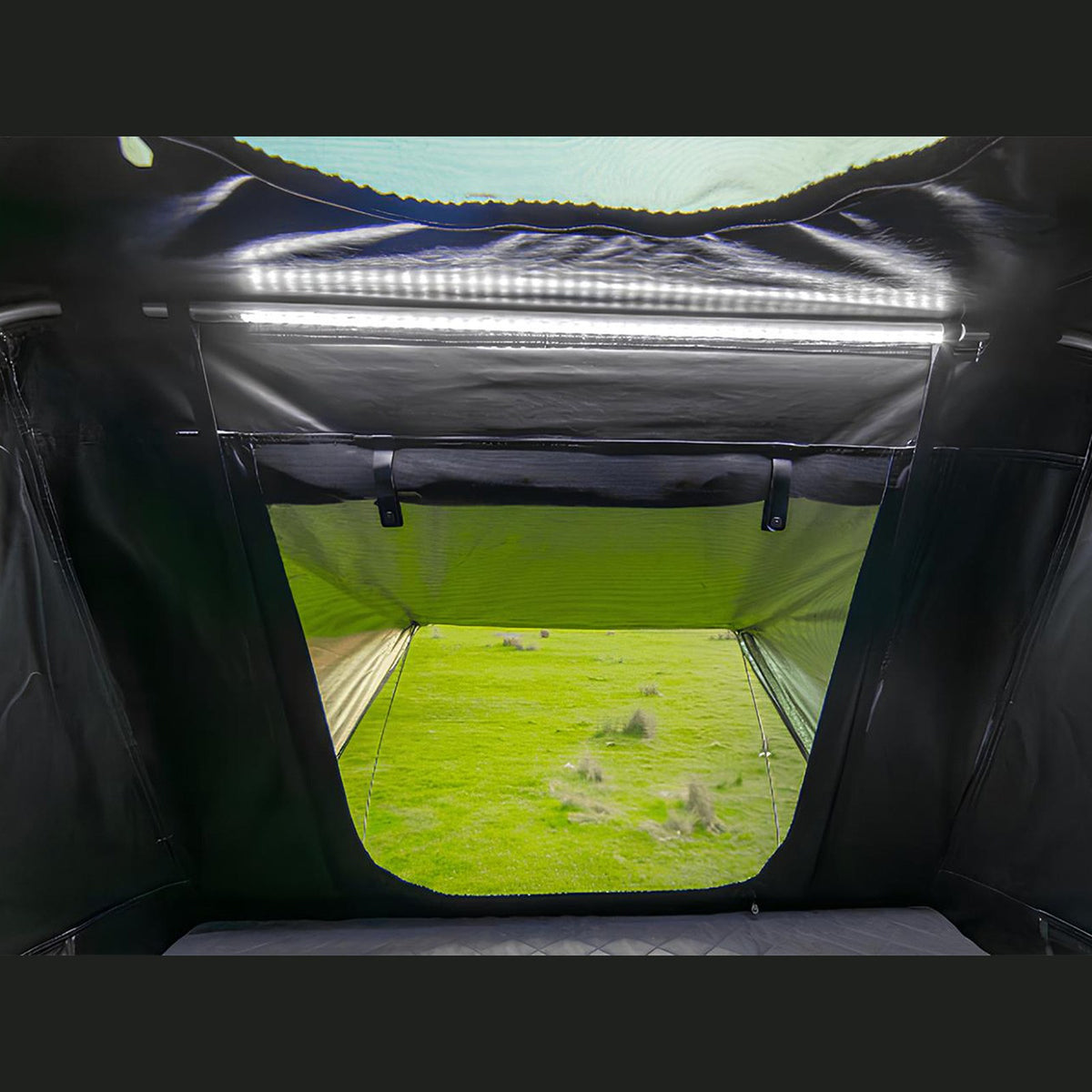 Tente de toit rigide ARB Esperance 2 – 2 adultes + 1 enfant – voiture, SUV & 4x4 – vue 4