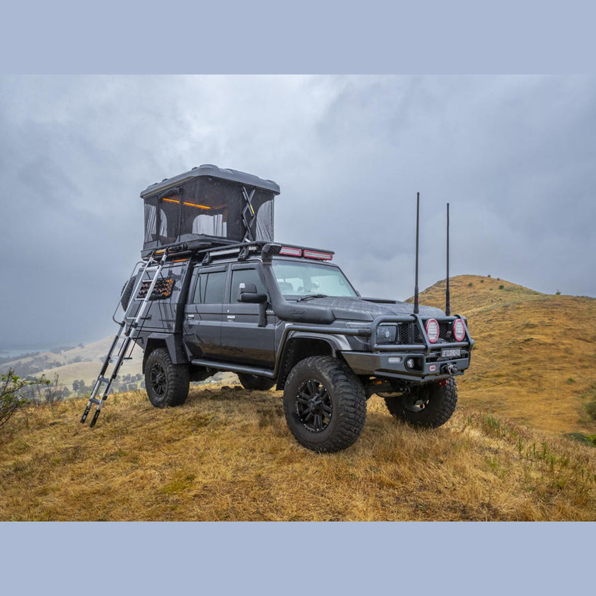 Tente de toit rigide électrique ARB Altitude 2 places – voiture, SUV & 4x4 – vue 3