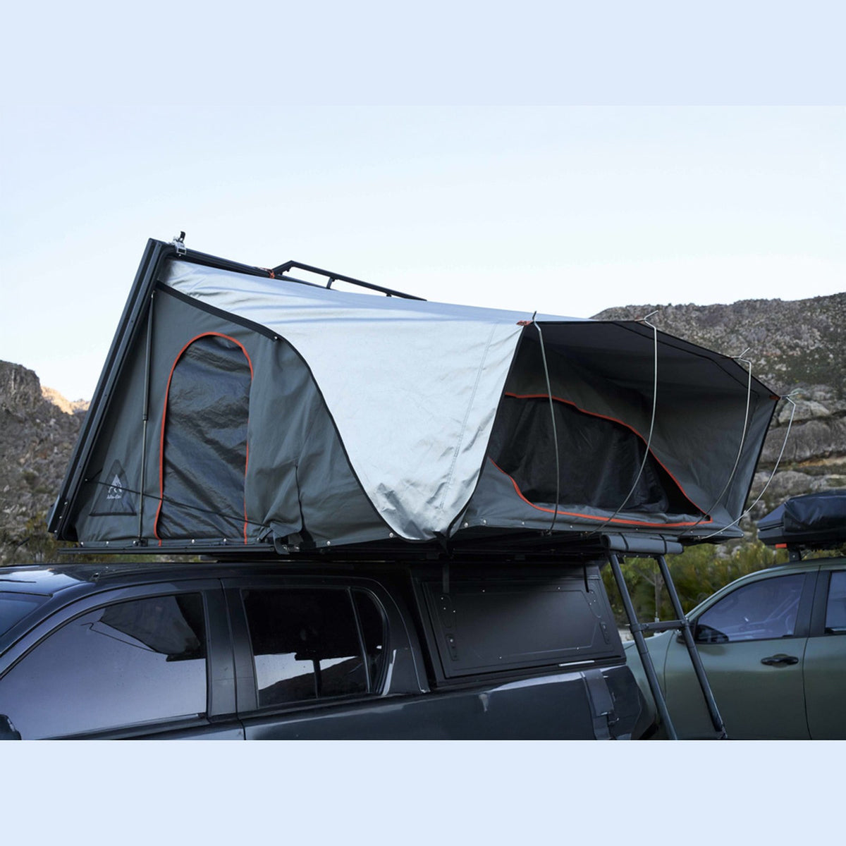 Tente de toit rigide familiale Alu-Cab Family noire 4 places – SUV, 4x4 & van – vue 1