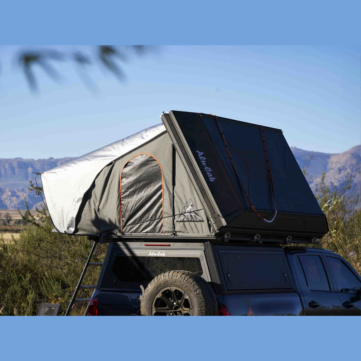 Tente de toit rigide familiale Alu-Cab Family noire 4 places – SUV, 4x4 & van – vue 2