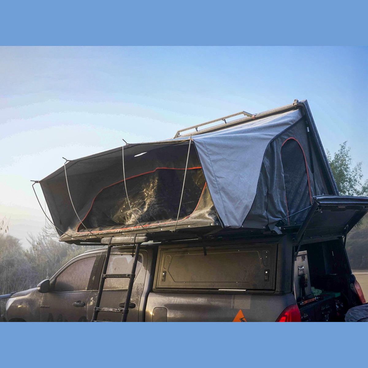 Tente de toit rigide familiale Alu-Cab Family noire 4 places – SUV, 4x4 & van – vue 3