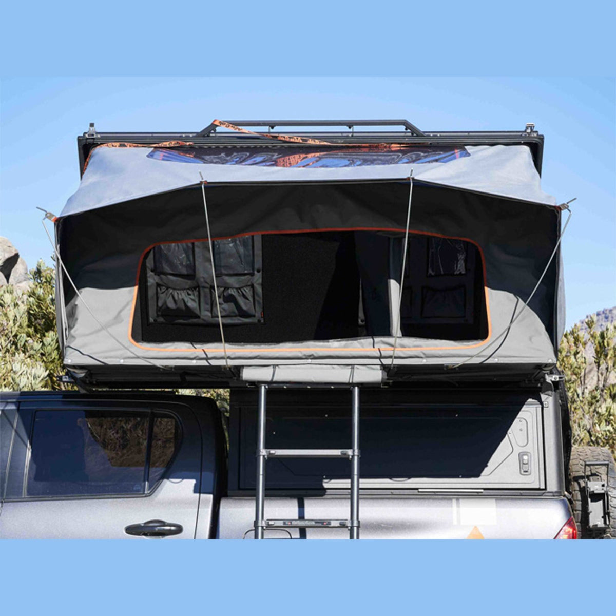 Tente de toit rigide familiale Alu-Cab Family noire 4 places – SUV, 4x4 & van – vue 4