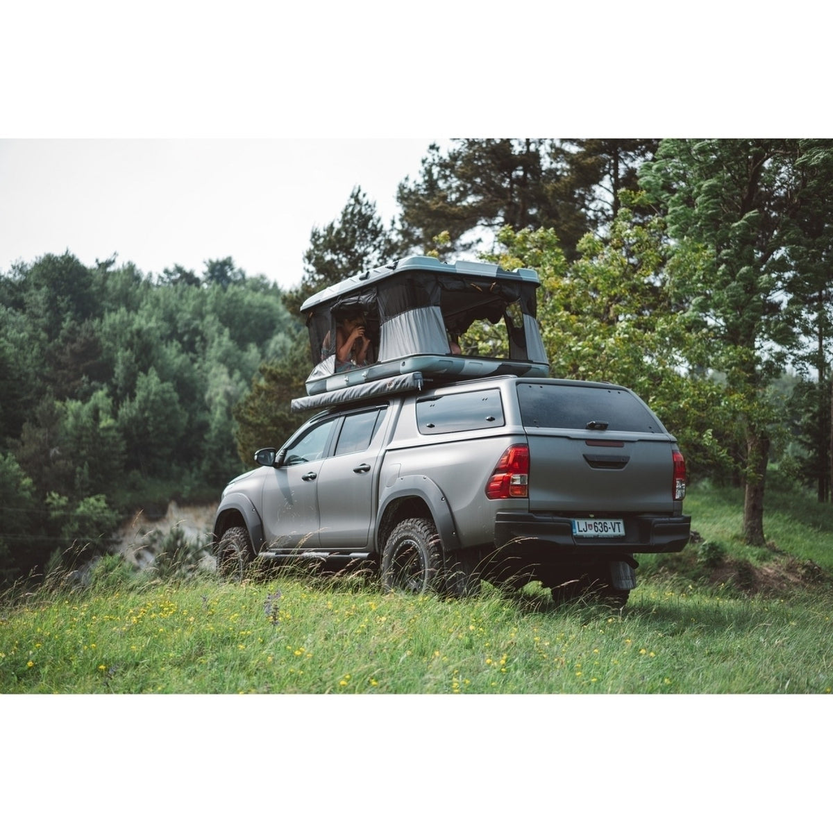 Tente de toit rigide James Baroud Grand Raid EVO avec porte-bagage – SUV & 4x4 – vue 6