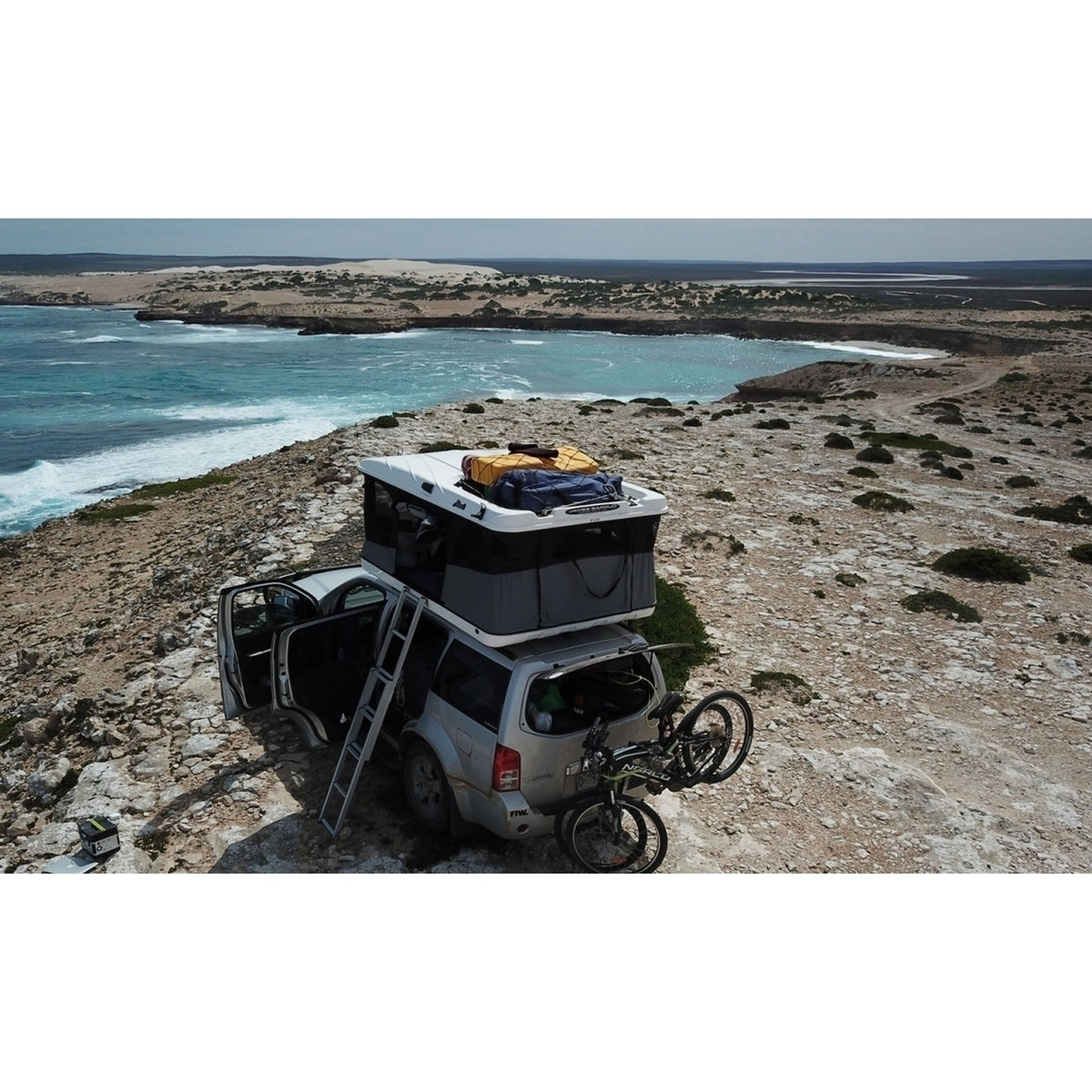 Tente de toit rigide James Baroud Grand Raid EVO avec porte-bagage – SUV & 4x4 – vue 7